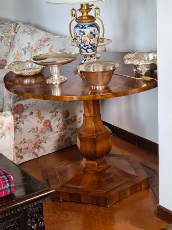Round center table