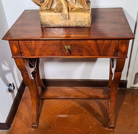 Biedermeier-Arbeitstisch aus dem frühen 19. Jahrhundert