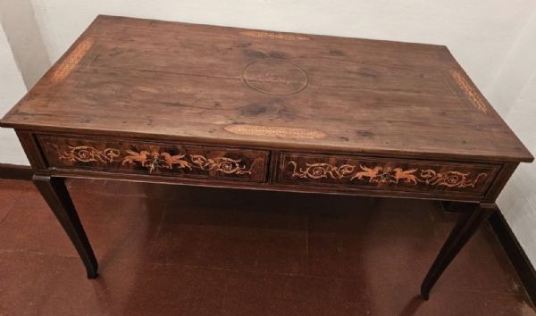 186 Writing desk for the center of the room