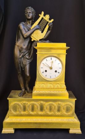 Reloj de péndulo neoclásico en bronce 