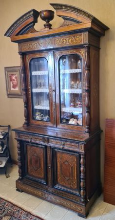 Credenza a due corpi. 