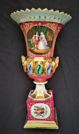 Manifattura Vecchia Parigi, primo XIX secolo Vaso in porcellana policroma.