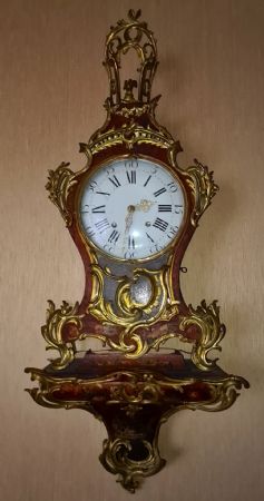 Orologio cartel.   Epoca e stile: Luigi XV, della seconda metà del XVIII secolo. 