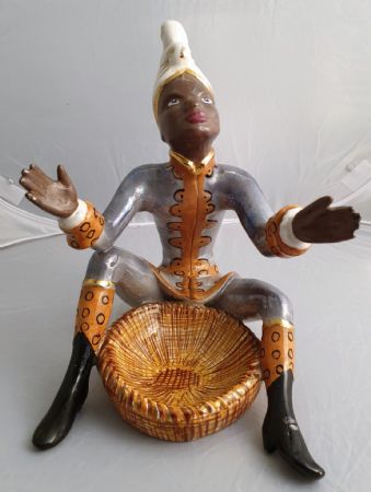 Estatuilla de un pequeño hombre negro
    