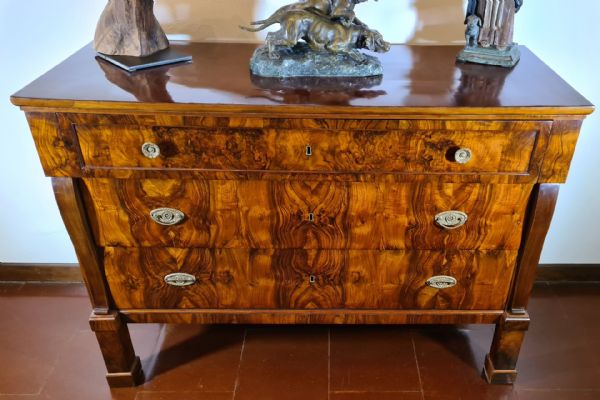 Chest of drawers with two and a half drawers