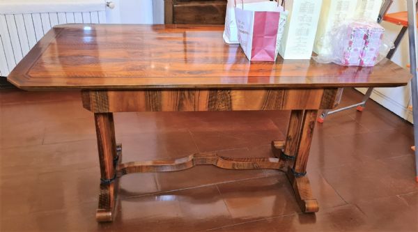 184 Rectangular table.