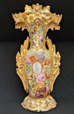   Biedermaier inizio XIX secolo cm h. 67x33x23. Vaso in porcellana policroma.