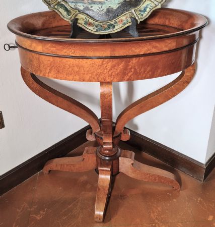 9. Ovaler Biedermeier Tisch mit Tablett-Tischplatte, frühes 19. Jahrhundert