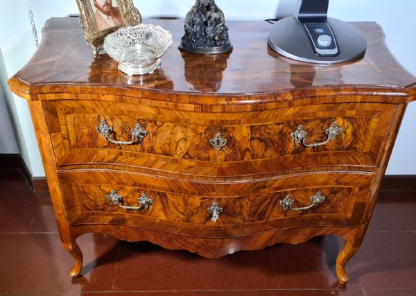 194 Serpentine chest of drawers.