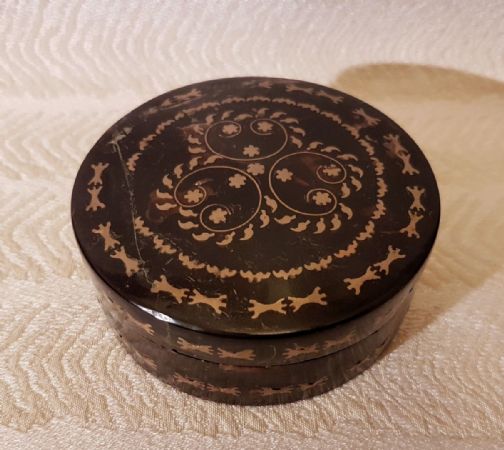 Snuffbox de oro y tortuga
    