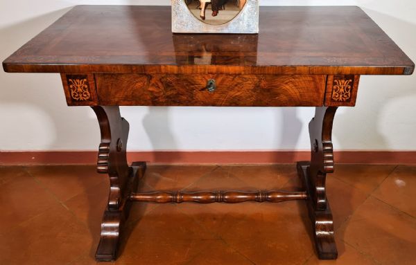 Writing desk table.