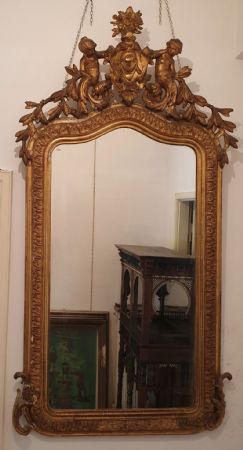 Spiegel aus vergoldetem Holz
    