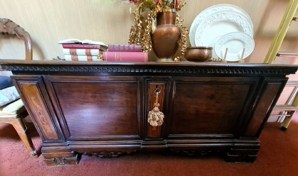 Baú. Fabrico de Mantova do século XVII.